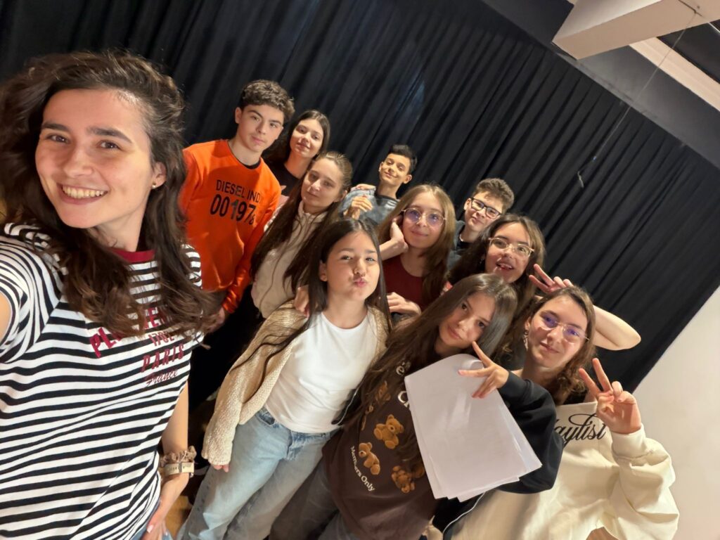 adolescenți participând la exerciții de actorie și improvizație