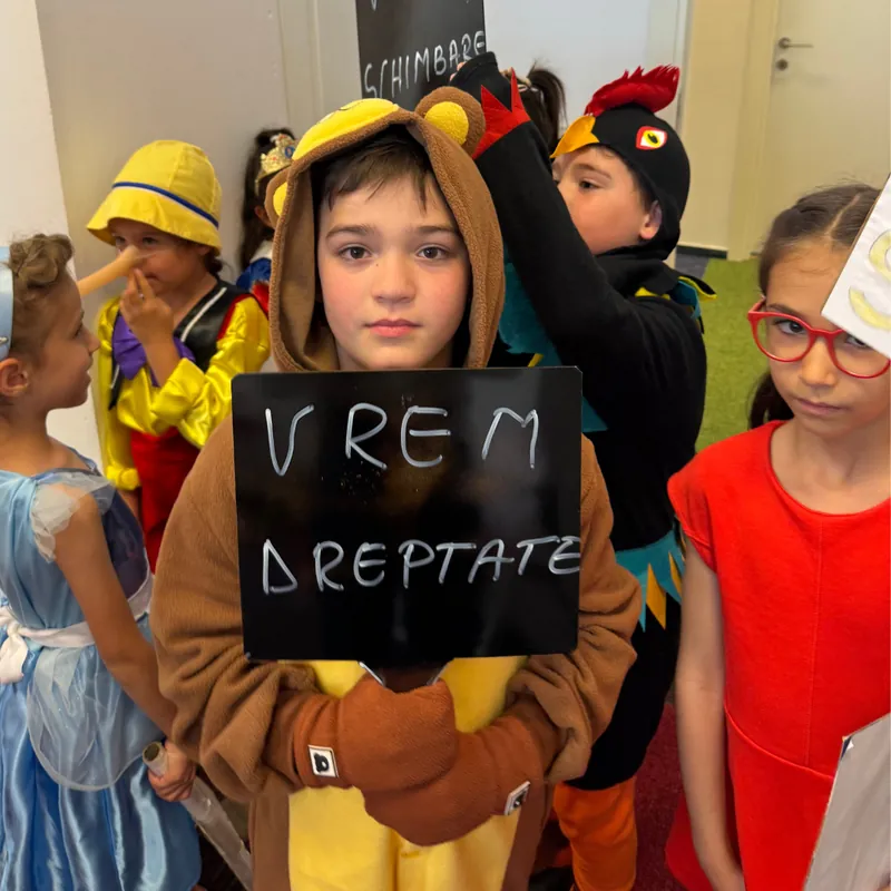 Copii în costume de spectacol, pregătiți pentru scenă, la SAM Copii în costume de spectacol, pregătiți pentru scenă, la SAM