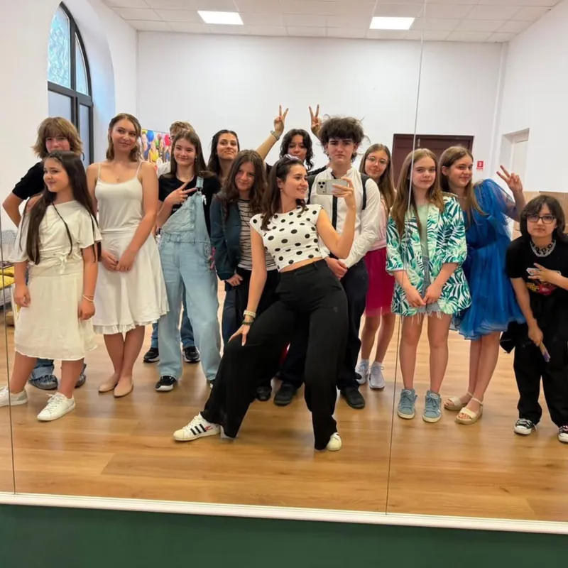 Grup de adolescenți la cursul de actorie, în sala de repetiții Grup de adolescenți la cursul de actorie, în sala de repetiții