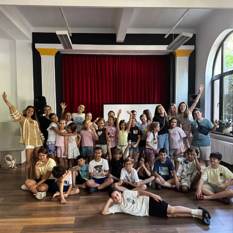 Grupă mare de copii, la finalul unei zile de atelier de teatru Grupă mare de copii, la finalul unei zile de atelier de teatru