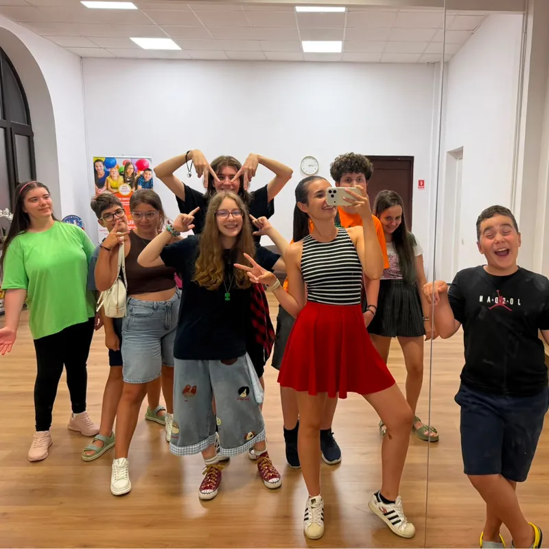 Adolescenți în timpul unui exercițiu de improvizație Adolescenți în timpul unui exercițiu de improvizație