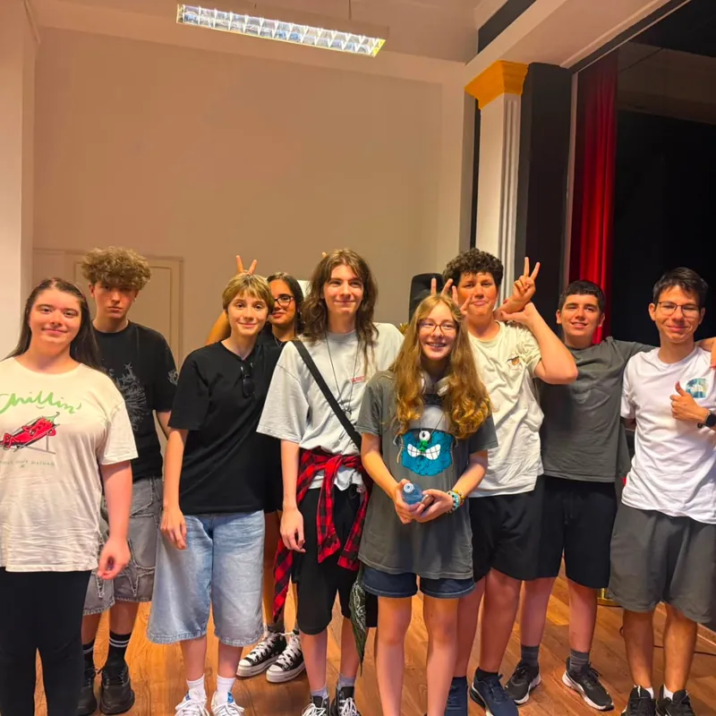 Grupă de adolescenți, la finalul repetiției, în sala SAM Grupă de adolescenți, la finalul repetiției, în sala SAM