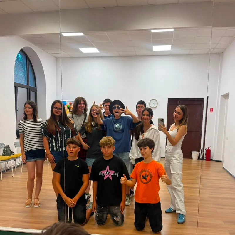 Copii și trainera lor, în sala de curs de la SAM Copii și trainera lor, în sala de curs de la SAM