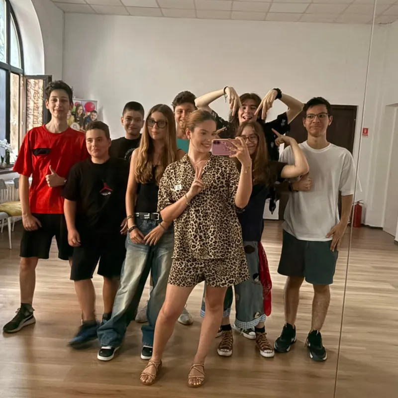 Adolescenți la cursul de actorie, în sala de repetiții Adolescenți la cursul de actorie, în sala de repetiții
